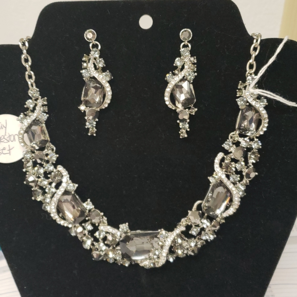 Gray and silver rhinestone necklace set